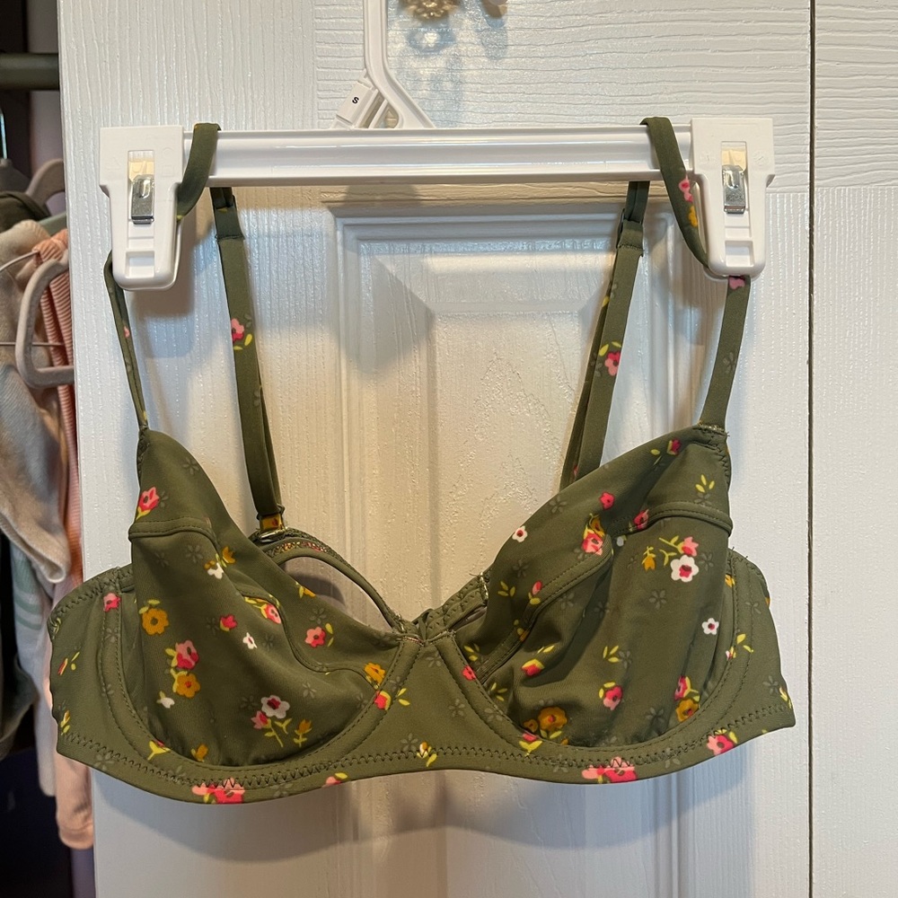 Aerie green floral bikini top, size 34b/small, underwire